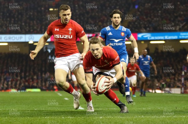 170318 - Wales v France, NatWest 6 Nations 2018 - Liam Williams of Wales dives in to score try