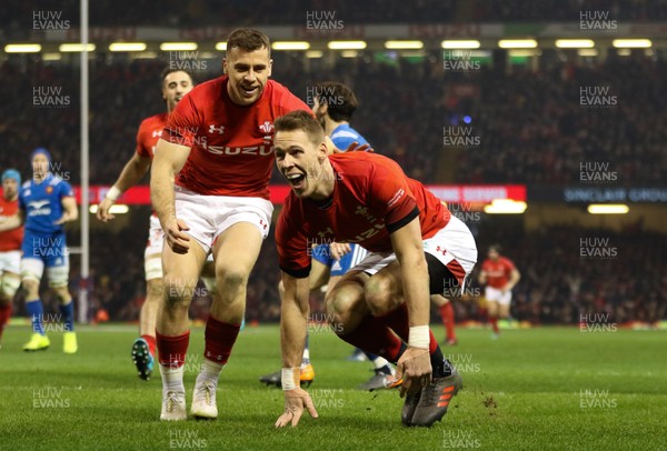 170318 - Wales v France, NatWest 6 Nations 2018 - Liam Williams of Wales dives in to score try