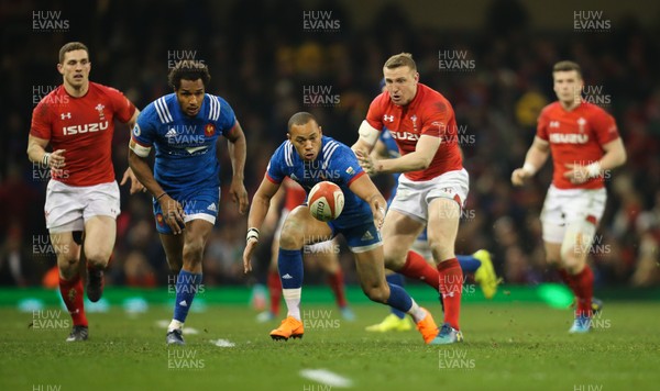 170318 - Wales v France, NatWest 6 Nations 2018 - Gael Fickou of France looks to claim the ball under pressure from Hadleigh Parkes of Wales