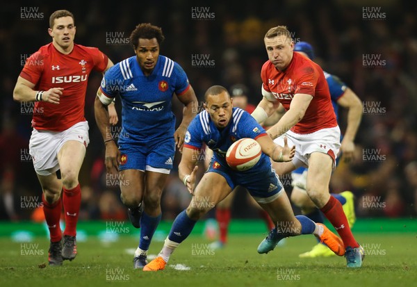 170318 - Wales v France, NatWest 6 Nations 2018 - Gael Fickou of France looks to claim the ball under pressure from Hadleigh Parkes of Wales