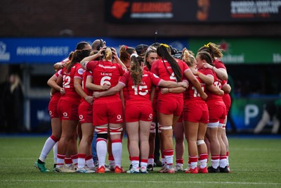 180426 - Wales v France - Guinness Women's Six Nations - Players of Wales form a huddle prior to the match