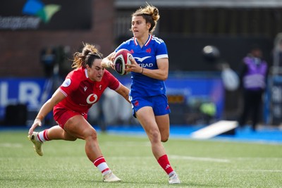 180426 - Wales v France - Guinness Women's Six Nations - Carla Arbez of France avoids a tackle from Courtney Keight of Wales