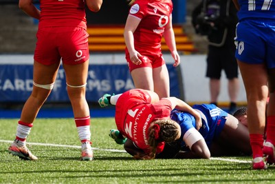 180426 - Wales v France - Guinness Women's Six Nations - Madoussou Fall of France scores her team’s first try whilst under pressure from Carys Cox of Wales
