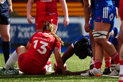 180426 - Wales v France - Guinness Women's Six Nations - Madoussou Fall of France scores her team’s first try whilst under pressure from Carys Cox of Wales