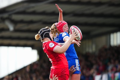 180426 - Wales v France - Guinness Women's Six Nations - Beth Lewis of Wales wins a line-out against Kiara Zago of France