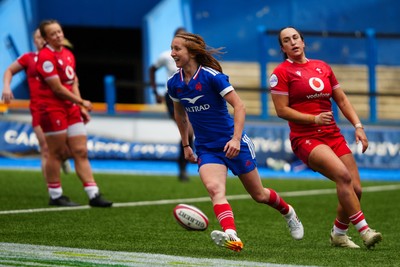 180426 - Wales v France - Guinness Women's Six Nations - Pauline Bourdon Sansus of France celebrates scoring her team’s fourth try