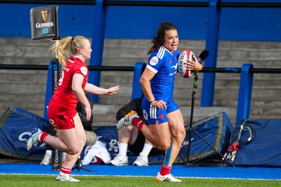 180426 - Wales v France - Guinness Women's Six Nations - Annaelle Deshayes of France runs with the ball whilst under pressure from Seren Lockwood of Wales