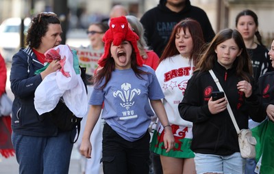 180426 - Wales v France, Guinness Women’s 6 Nations - Fans wait for the team to make their way to the stadium