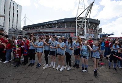 180426 - Wales v France, Guinness Women’s 6 Nations - Fans wait as the team make their way to the stadium