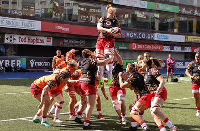 180426 - Wales v France, Guinness Women’s 6 Nations - Wales line out during warm up ahead of the match