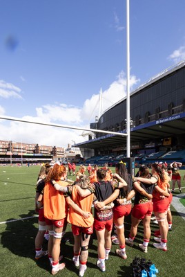 180426 - Wales v France, Guinness Women’s 6 Nations - The Wales team huddle up during warm up ahead of the match