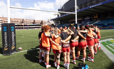 180426 - Wales v France, Guinness Women’s 6 Nations - The Wales team huddle up during warm up ahead of the match