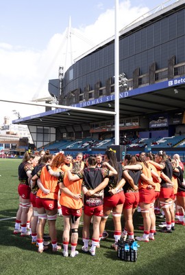 180426 - Wales v France, Guinness Women’s 6 Nations - The Wales team huddle up during warm up ahead of the match