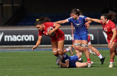 180426 - Wales v France, Guinness Women’s 6 Nations - Jorja Aiono of Wales looks to break away