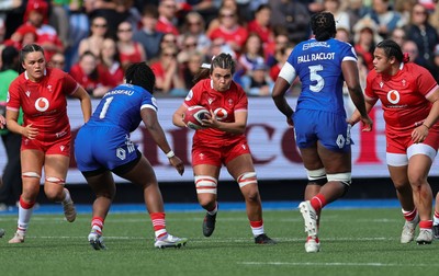 180426 - Wales v France, Guinness Women’s 6 Nations - Bryonie King of Wales looks to break away