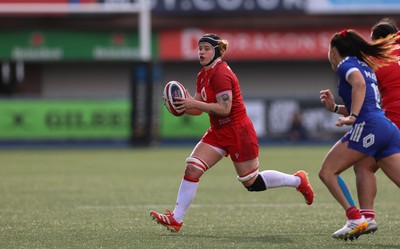 180426 - Wales v France, Guinness Women’s 6 Nations - Bethan Lewis of Wales breaks away