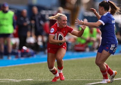 180426 - Wales v France, Guinness Women’s 6 Nations - Seren Singleton of Wales attacks