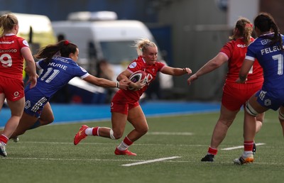 180426 - Wales v France, Guinness Women’s 6 Nations - Seren Singleton of Wales looks to attack
