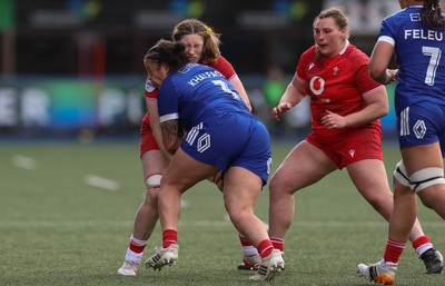 180426 - Wales v France, Guinness Women’s 6 Nations - Gwen Crabb of Wales clashes with Manae Feleu of France