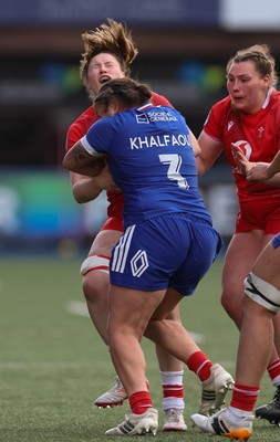180426 - Wales v France, Guinness Women’s 6 Nations - Gwen Crabb of Wales clashes with Manae Feleu of France