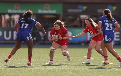 180426 - Wales v France, Guinness Women’s 6 Nations - Gwen Crabb of Wales takes on Ambre Mwayembe of France and Teani Feleu of France