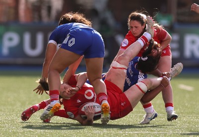 180426 - Wales v France, Guinness Women’s 6 Nations - Gwen Crabb of Wales takes on Ambre Mwayembe of France and Teani Feleu of France