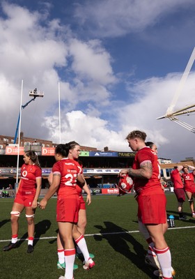 180426 - Wales v France, Guinness Women’s 6 Nations - Wales players at the end of the match