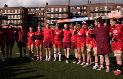 180426 - Wales v France, Guinness Women’s 6 Nations - Captain Kate Williams of Wales speaks to the  players at the end of the match