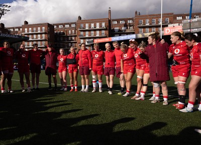 180426 - Wales v France, Guinness Women’s 6 Nations - Captain Kate Williams of Wales speaks to the  players at the end of the match