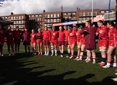 180426 - Wales v France, Guinness Women’s 6 Nations - Captain Kate Williams of Wales speaks to the  players at the end of the match