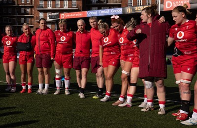 180426 - Wales v France, Guinness Women’s 6 Nations - Captain Kate Williams of Wales speaks to the  players at the end of the match