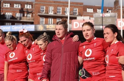 180426 - Wales v France, Guinness Women’s 6 Nations - Kate Williams of Wales speaks to the players at the end of the match