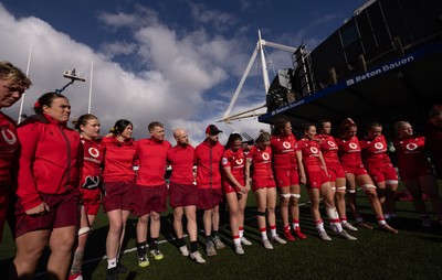 180426 - Wales v France, Guinness Women’s 6 Nations - Captain Kate Williams of Wales speaks to the  players at the end of the match