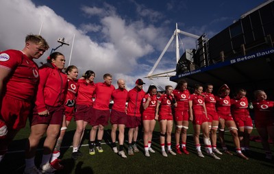 180426 - Wales v France, Guinness Women’s 6 Nations - Sean Lynn, Wales Women head coach speaks to the  players at the end of the match