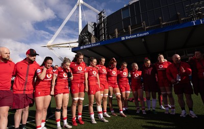 180426 - Wales v France, Guinness Women’s 6 Nations - Sean Lynn, Wales Women head coach speaks to the  players at the end of the match