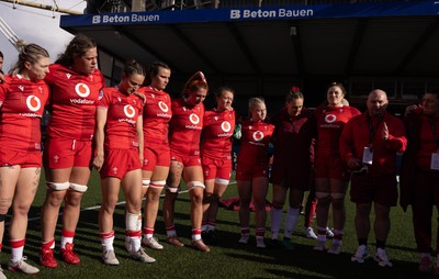 180426 - Wales v France, Guinness Women’s 6 Nations - Sean Lynn, Wales Women head coach speaks to the  players at the end of the match