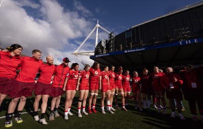 180426 - Wales v France, Guinness Women’s 6 Nations - Sean Lynn, Wales Women head coach speaks to the  players at the end of the match