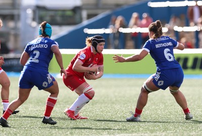180426 - Wales v France, Guinness Women’s 6 Nations - Bethan Lewis of Wales takes on Axelle Berthoumieu of France 