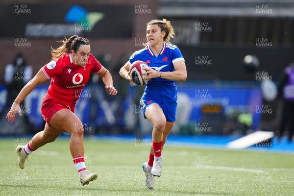 180426 - Wales v France - Guinness Women's Six Nations - Carla Arbez of France avoids a tackle from Courtney Keight of Wales