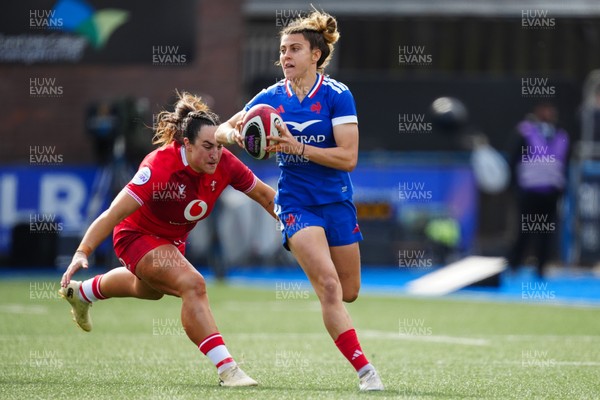 180426 - Wales v France - Guinness Women's Six Nations - Carla Arbez of France avoids a tackle from Courtney Keight of Wales