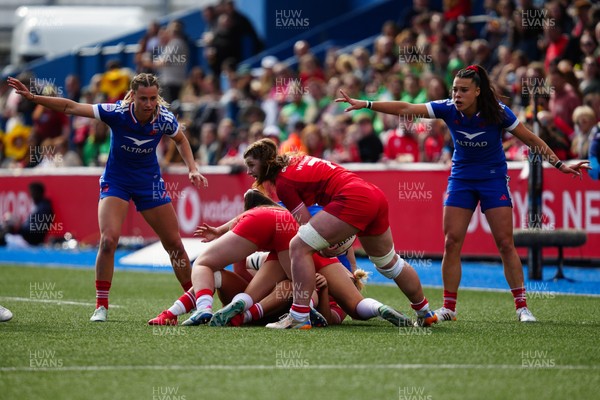 180426 - Wales v France - Guinness Women's Six Nations - Kate Williams of Wales passes the ball from behind a ruck