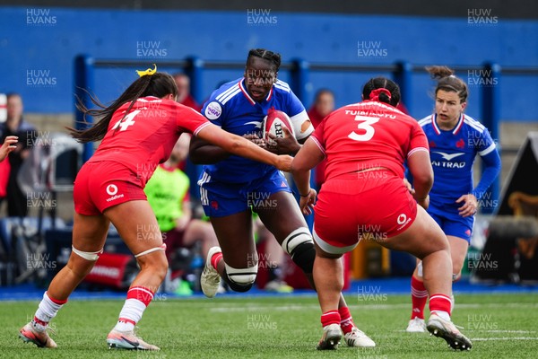 180426 - Wales v France - Guinness Women's Six Nations - Manae Feleu of France is tackled by Jorja Aiono of Wales and Sisilia Tuipulotu of Wales