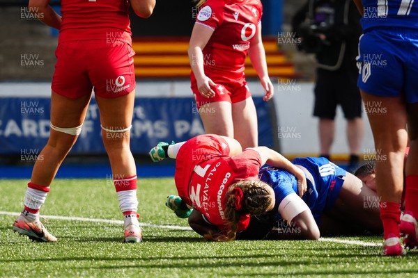 180426 - Wales v France - Guinness Women's Six Nations - Madoussou Fall of France scores her team’s first try whilst under pressure from Carys Cox of Wales