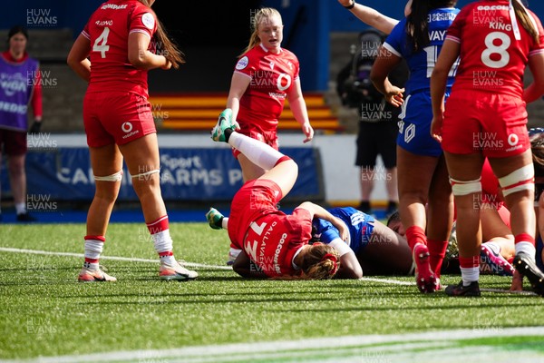 180426 - Wales v France - Guinness Women's Six Nations - Madoussou Fall of France scores her team’s first try whilst under pressure from Carys Cox of Wales