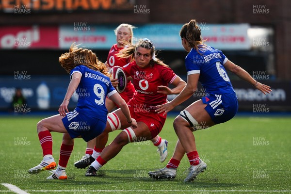 180426 - Wales v France - Guinness Women's Six Nations - Bryonie King of Wales runs with the ball whilst under pressure from Pauline Bourdon Sansus of France and Axelle Berthomieu of France