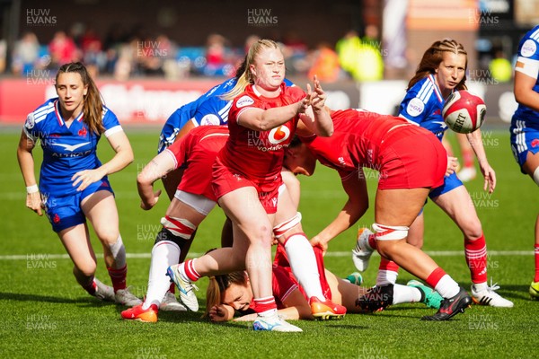 180426 - Wales v France - Guinness Women's Six Nations - Seren Lockwood of Wales passes the ball