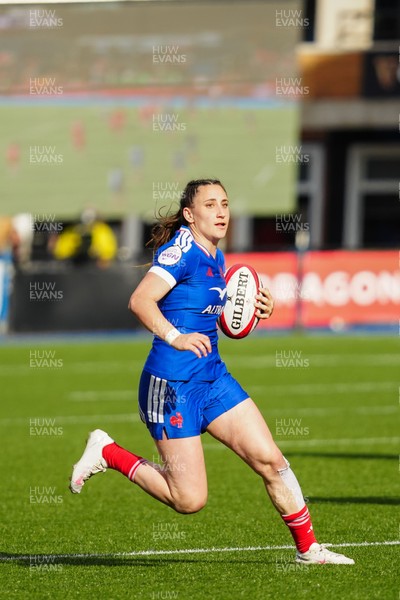 180426 - Wales v France - Guinness Women's Six Nations - Anais Grando of France runs with the ball to go on and score her teams fifth try