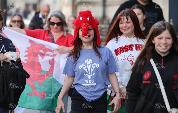 180426 - Wales v France, Guinness Women’s 6 Nations - Fans wait for the team to make their way to the stadium