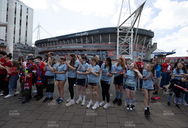 180426 - Wales v France, Guinness Women’s 6 Nations - Fans wait as the team make their way to the stadium