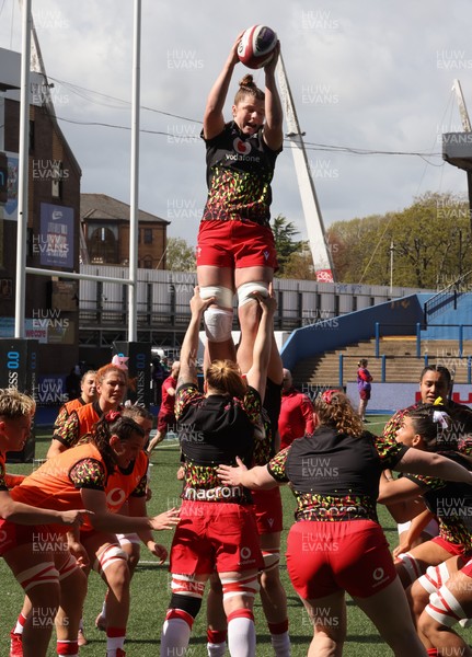 180426 - Wales v France, Guinness Women’s 6 Nations - Wales line out during warm up ahead of the match